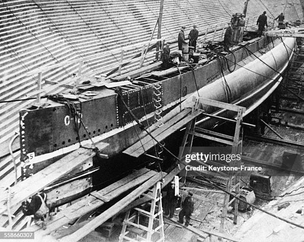 Construction du Nautilus, le sous-marin O-12 avec lequel Sir Hubert Wilkins va se lancer dans la course au Pôle Nord en 1931, dans le port de...