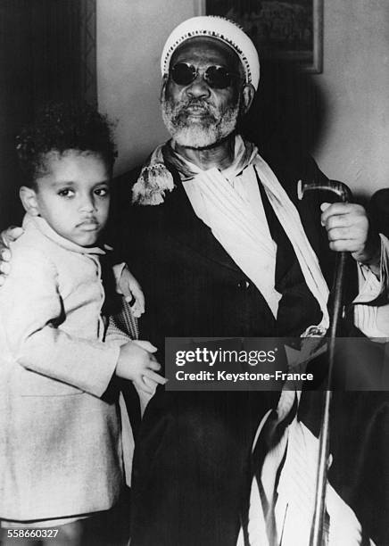 Le leader du parti indépendant soudanais El Mahdi avec son jeune fils le 26 septembre 1952 à Londres, Royaume-Uni.