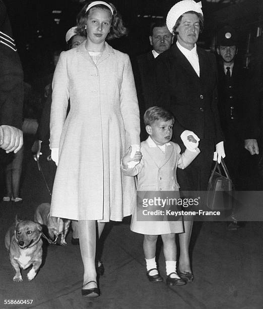 La Princesse Anne et la nourrice tiennent la main du petit Prince Andrew à leur arrivée à la gare de Euston avant leur départ en Ecosse le 8 août...