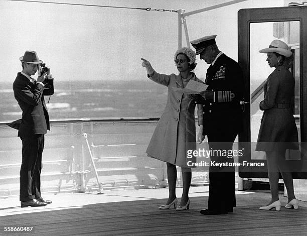 Le Prince Charles prend une photo de sa mère la Reine Elizabeth II, de Lord Mountbatten of Burma et de la Princesse Anne à bord du 'Britannia' lors...