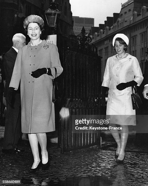 La Reine Elizabeth II et la Princesse Anne arrivent au mariage du Marquis de Hamilton et de Sacha Phillips à Westminster le 20 octobre 1966 à...