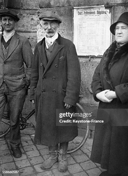 Remise de récompenses aux sauveteurs des victimes du crash du dirigeable britannique R101 par Lord Tyrell à Beauvais, France circa 1930.