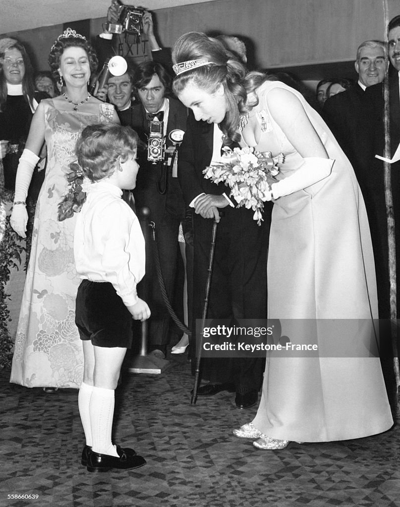 La Princesse Anne reçoit un bouquet de fleurs