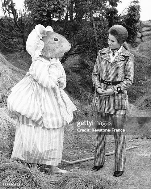 La Princesse Anne et l'un des personnages de 'Tales of Beatrix Potter' d?guis? en souris sur le tournage du film tir? des contes le 5 novembre 1970...