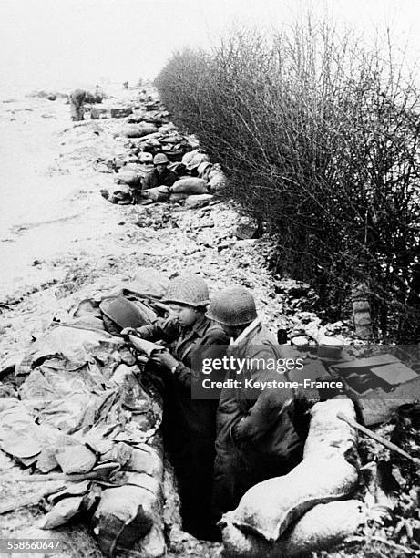 Dans le saillant des Ardennes, soldats de la première armée américaine attendant l'ordre d'aller de l'avant, en France en 1945.