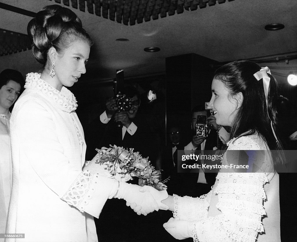 La Princesse Anne reçoit un bouquet de fleurs