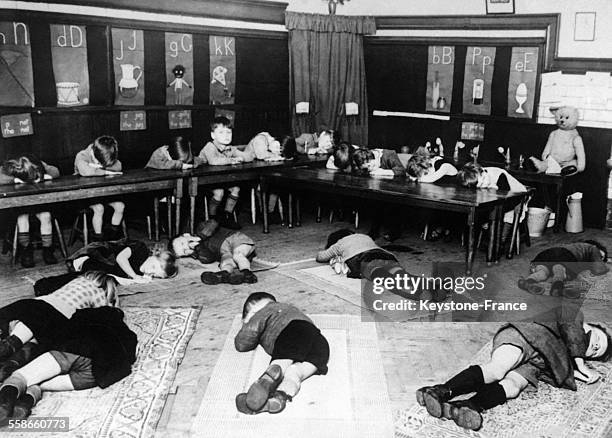 Les petits élèves de la Nursery School faisant la sieste après le déjeuner, sur des tapis étendus par terre, à Birmingham, Royaume-Uni, le 2 février...