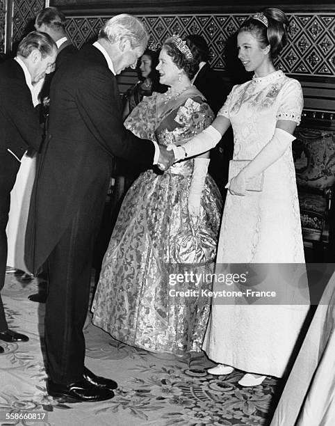 La Princesse Anne à côté de sa grand-mère la Reine Mère Elizabeth reçoivent les hommages d'Edward Heath, chef du parti conservateur, lors d'un gala...