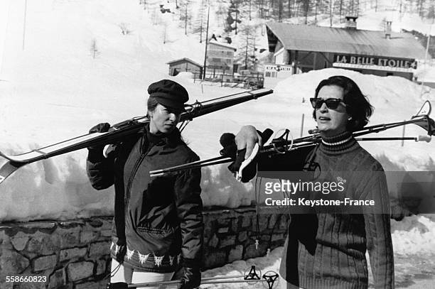 La Princesse Anne avec Lady Susan Hussey, dame d'honneur de la Reine Elizabeth, porte ses skis sur l'épaule le 23 mars 1969 à Val d'Isère, France.