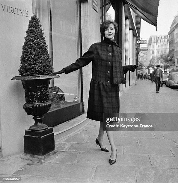 Redingote d'automne en lainage bleu à jupe évasée sur une robe écossaise entièrement droite, création Virginie, à Paris, France le 23 septembre 1960.