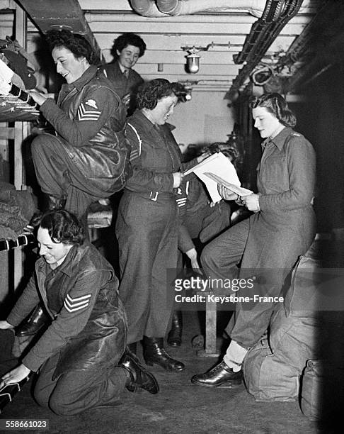 Rejoingnant les troupes britanniques en Belgique, les sergents de l'ATS dont Mary Churchill, la fille du Premier ministre Winston Churchill, se...