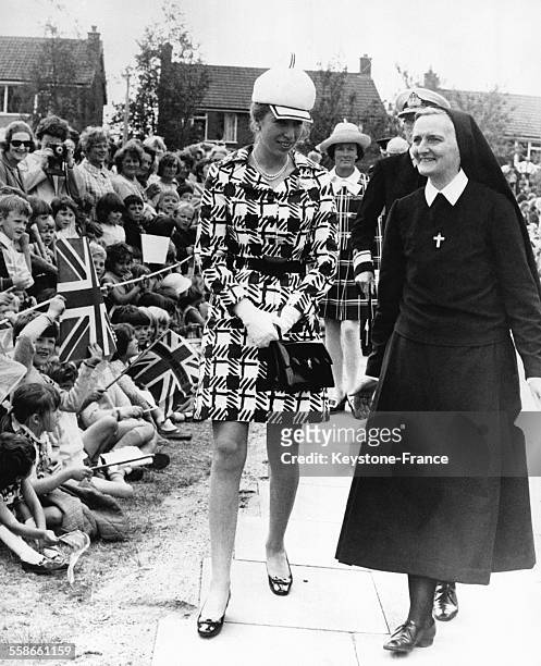 La Princesse Anne en compagnie de la Révérente Mère lors de l'inauguration du Mary Ward College le 24 juin 1970 à Keyworth, Royaume-Uni.
