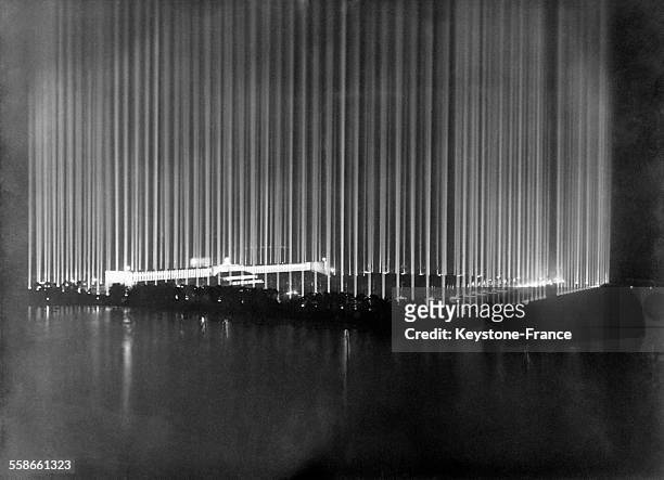 Cathédrale de lumière' réalisée par Albert Speer, illuminant le stade pendant un Congrès nazi à Nuremberg, Allemagne, en 1937.