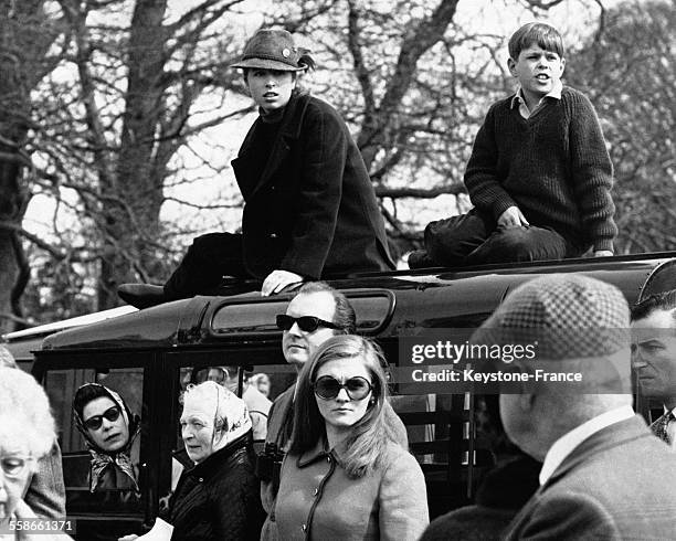 La Princesse Anne et son frère sont assis sur le toit de la Landrover qu'occupe leur mère la Reine Elizabeth II, à la vitre du passager, afin...