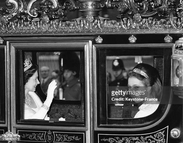 La Reine Elizabeth II et sa fille la Princesse Anne dans le carrosse irlandais qui les conduit à la Chambre des Lords, où la Reine va procéder à...