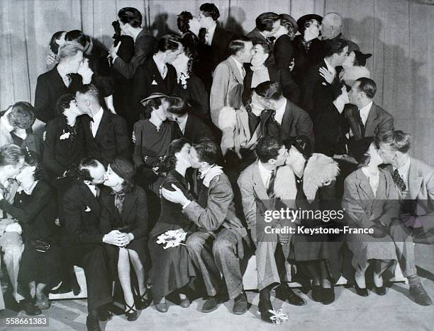 Un groupe de ces couples s'embrasse, circa 40