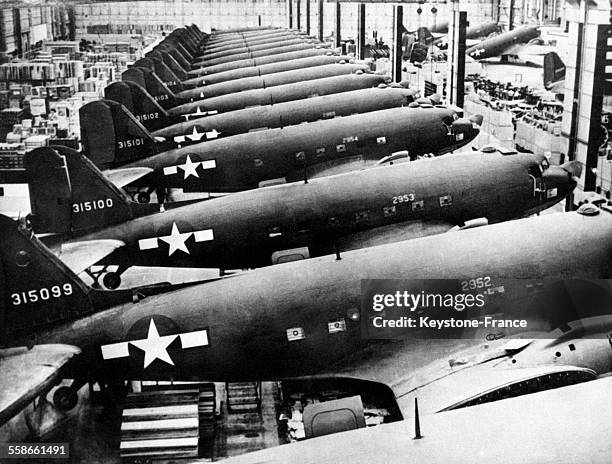 Dans une usine d'aviation de la côte Ouest, gros avions de transport US Army C-47 'Skytrain' prêts à être livrés à l'armée pour apporter le matériel...