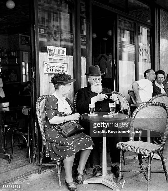 Des clients assis à la terrasse d'un café à Paris, France, en 1948.