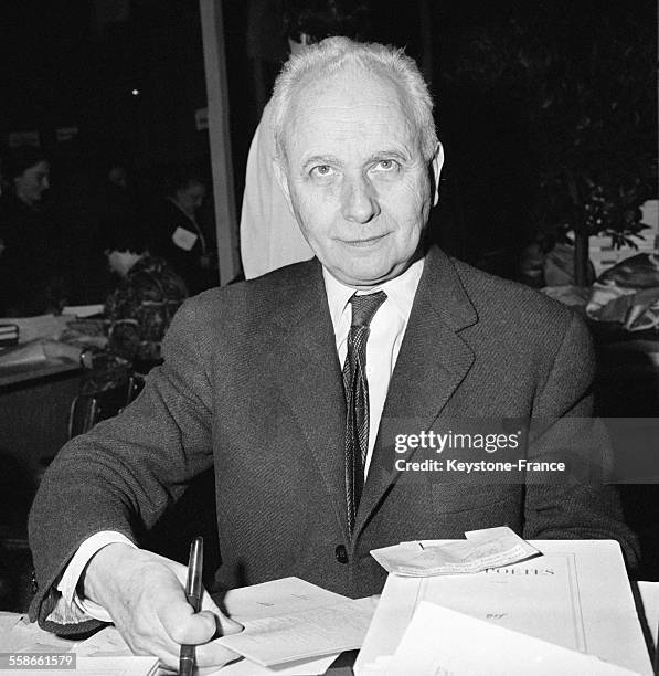 Louis Aragon lors de la 2ème vente des écrivians du Comité National des Ecrivains au palais des sports à Paris, France, le 13 février 1961.