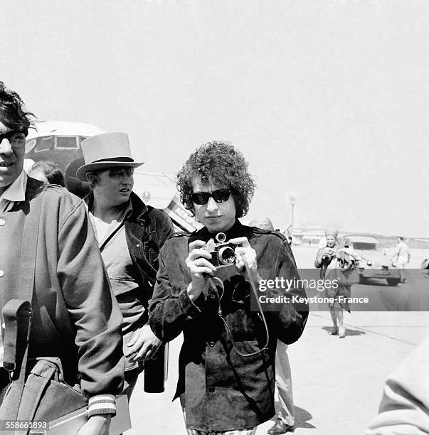 Arrivée de Bob Dylan à l'aéroport du Bourget, France le 22 mai 1966.