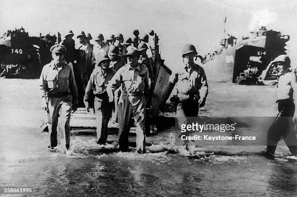 Le Général MacArthur débarque aux Philippines en 1945.