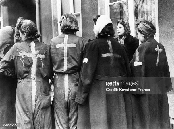 Libération du camp de femmes juives de Kaunitz, des croix sont peintes sur leur vêtement, en Allemagne en 1945.