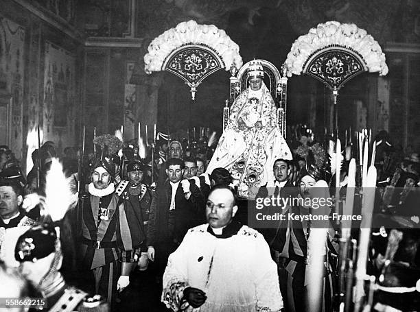 Le Pape Pie XI photographié sur le trône mobile appelé Sedia gestatoria, en Italie circa 1930.