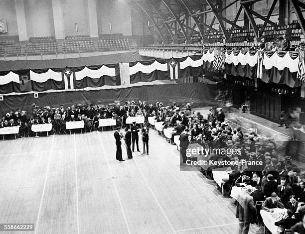 Tournoi d'échecs où le champion cubain José Capablanca, que l'on voit à la cinquième table, a joué contre 300 concurrents dont les meilleurs joueurs...