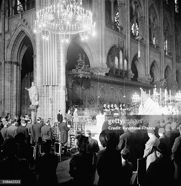 Ambassadeur des États-Unis Jefferson Caffery et le Général de Gaulle rassemblés à la cathédrale Notre-Dame de Paris à l'occasion d'une messe pour le...