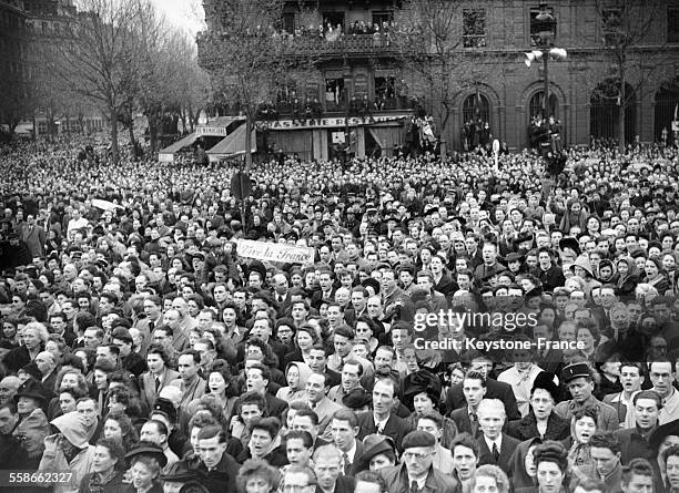 Une banderole 'Vive la France' au rassemblement de parisiens pour le discours du général de Gaulle sur le parvis de l'Hôtel de Ville, à Paris,...