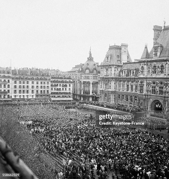 Rassemblement de parisiens sur le parvis de l'Hôtel de Ville, à Paris, France, en avril 1945.