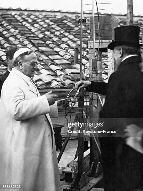 Le Pape Pie XI se fait expliquer les installations du poste d'émission radiophonique du Vatican.