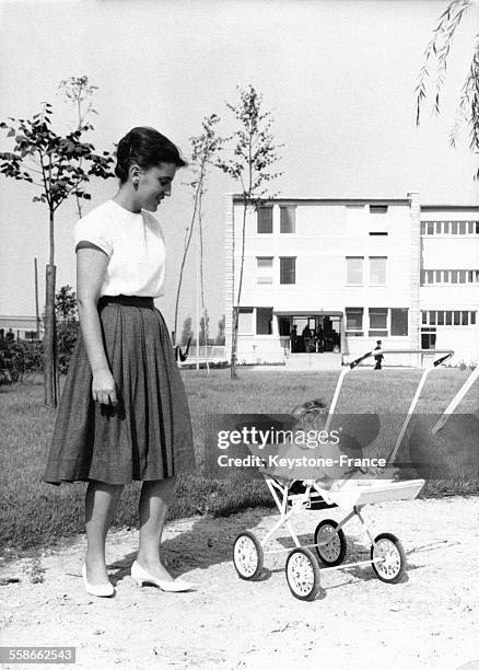 Une jeune maman et son bébé devant le pavillon réservé à la mère et son enfant à l Porte des Lilas, Paris, France le 19 septembre 1961.