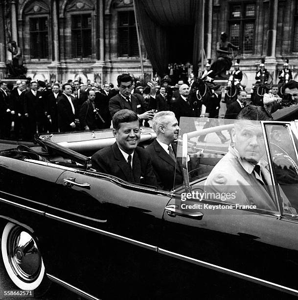 Le président américain John Fitzgerald Kennedy en voiture dans les rues de Paris, France en mai 1961.