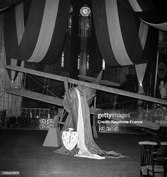 Le biplan du pilote Georges Guynemer drapé du drapeau tricolore dans la cathédrale Notre-Dame, à Paris, France.