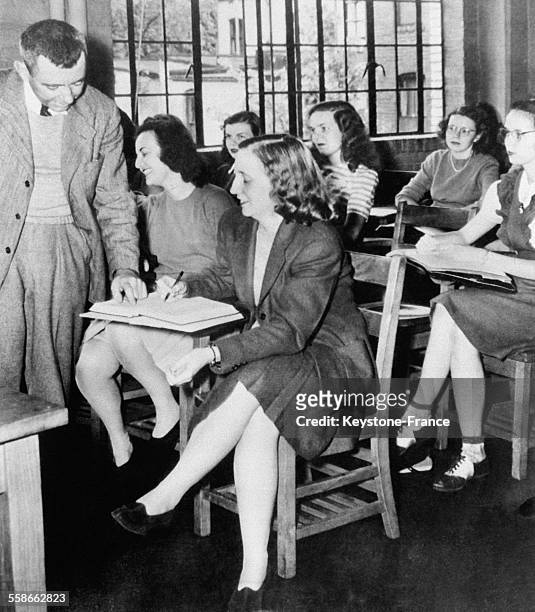 Margaret Truman, la fille du Président des Etats-Unis, assiste avec d'autres étudiantes au cours de poésie victorienne du professeur Ernest Shepard à...