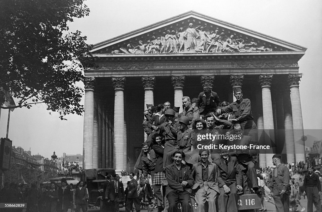 Joyeuse pyramide humaine sur un camion militaire