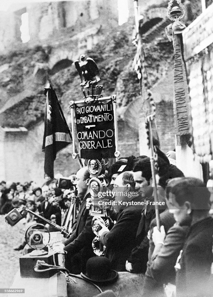 Des jeunes fascistes armés des 'Fascis' quittent le Colisée après la ...
