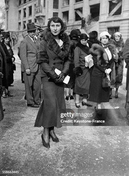 Portrait d'une femme avec une belle tenue au prix du président de la république le 4 avril 1931 �à Auteuil, France.