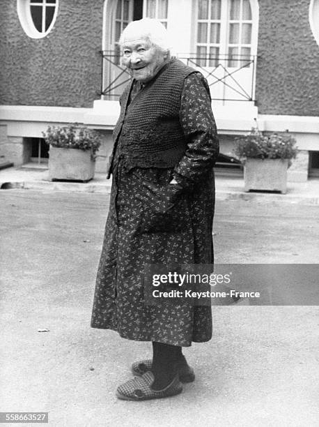 Marie-Louise Pichot, 105 ans, se promène dans le jardin de la maison de retraite, le 14 septembre 1969 à Livry-Gargan, France.