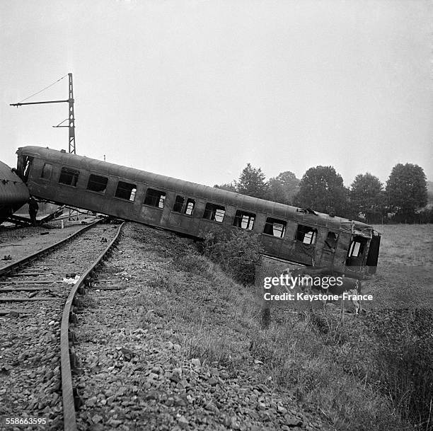 Vue du déraillement d'un wagon qui a causé la mort de cinq personnes et trente blessés, au Theil, France le 30 août 1961.