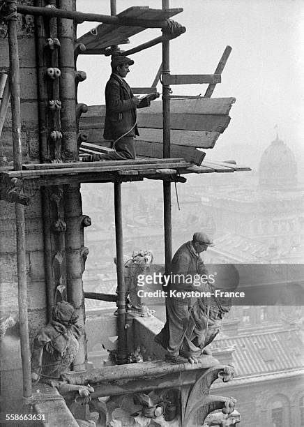 Vue prise d'une terrasse de la cathédrale de Notre-Dame pendant que les ouvriers procèdent à des travaux de réparation, à Paris, France le 8 avril...