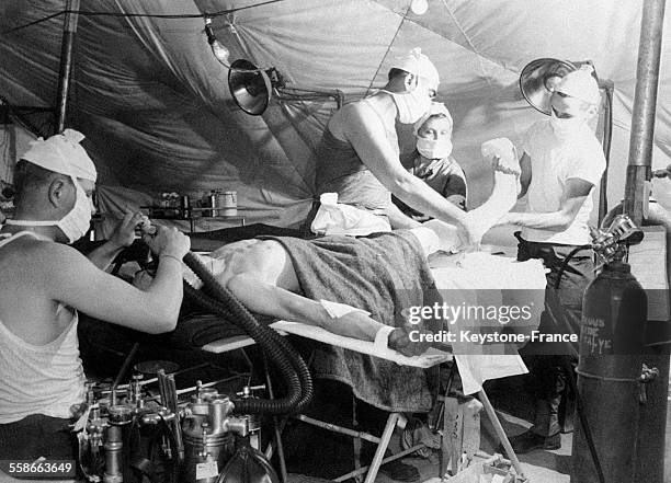 Un blessé est opéré sur le navire hôpital de la marine américaine, après la bataille d'Okinawa, en mai 1945.