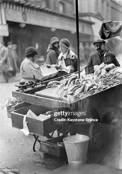 Marchande de poisson dans les rues de Paris, France le 3 avril 1931.
