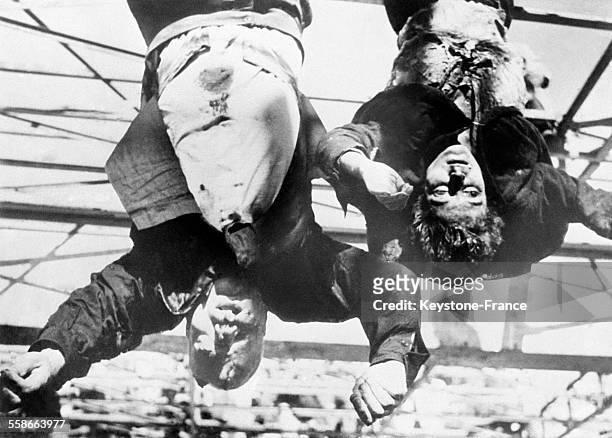 Le Duce Benito Mussolini et sa maîtresse Claretta Petacci, pendus par les pieds après avoir été tués par les Partisans italiens, Place Loreto à...