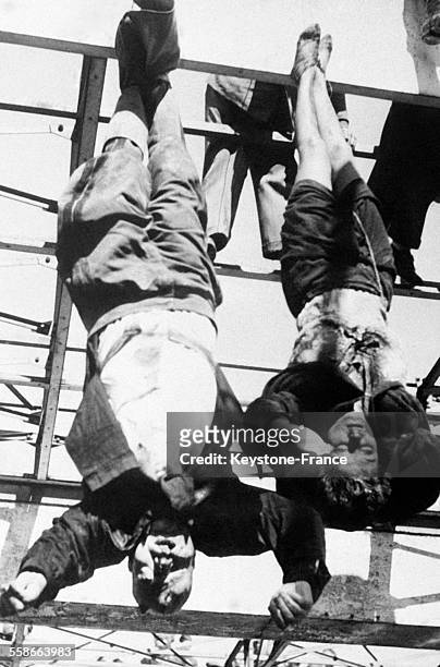 Le Duce Benito Mussolini et sa maîtresse Claretta Petacci, pendus par les pieds après avoir été tués par les Partisans italiens, Place Loreto à...
