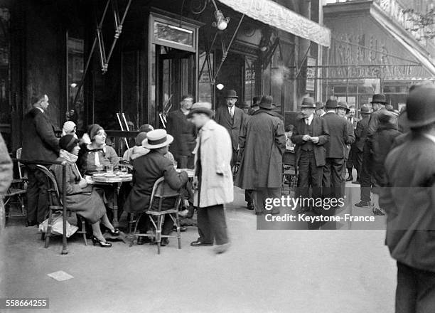 Clients à la terrasse d'un café, circa 1930 à Paris, France.