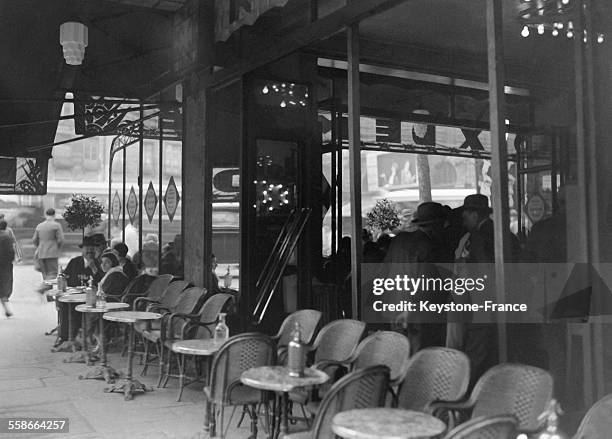 Terrasse de café, circa 1930 à Paris, France.