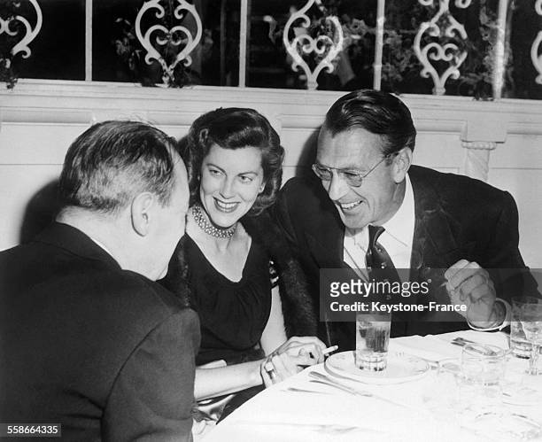Gary Cooper et sa femme Veronica en conversation avec un ami à Hollywood, Etats-Unis en 1945.