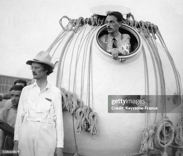 Le Professeur Auguste Piccard devant la sphère dans laquelle se tient son assistant le Docteur Max Cosyns, quelques heures avant leur décollage pour...